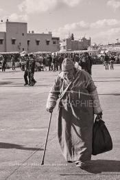 Image du Maroc Professionnelle de  Un grand père marche avec sa canne au centre de la place Jemaa El Fana à Marrakech, le 15 Janvier 2008. (Photo / Abdeljalil Bounhar)

